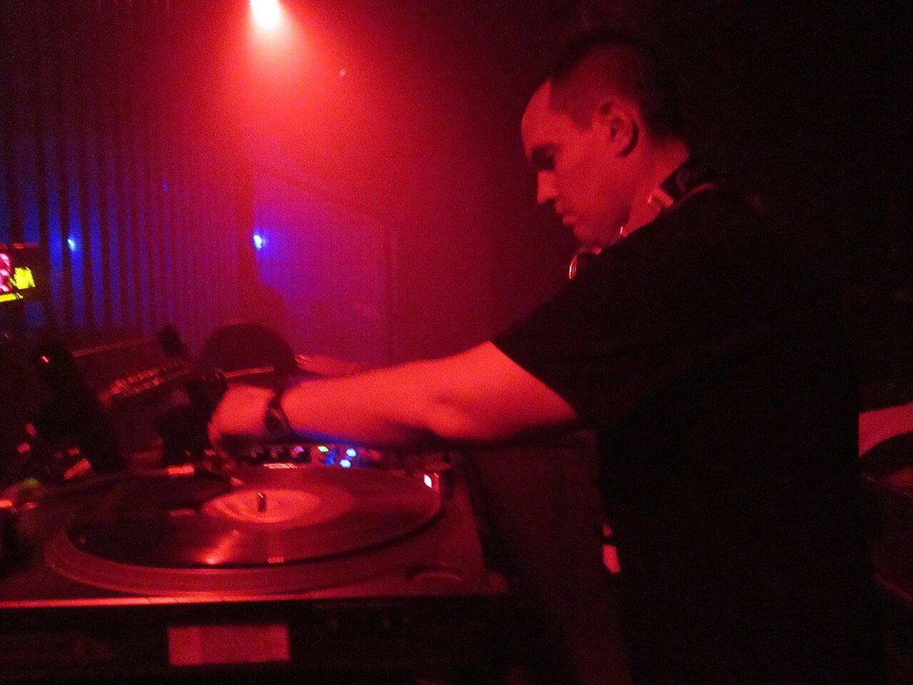 Sahne arkasında DJ performansı